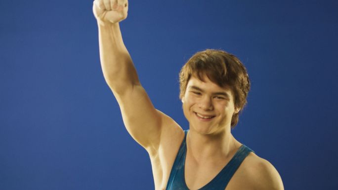 Жалаңаш қыз төбелеседі