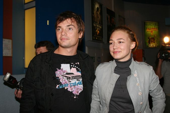 Оксана Акиньшина В Мужской Рубашке – Райские Птицы (2008)