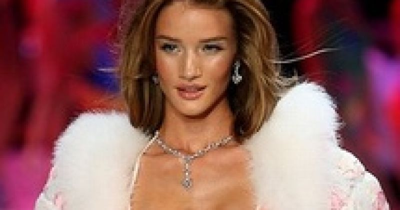 Вышло видео, в котором компания Victoria&#039; Secret поздравляет свою модель Роузи Хантингтон-Уайтли, которая предположительно заменит Меган Фокс в «Трансформерах 3»