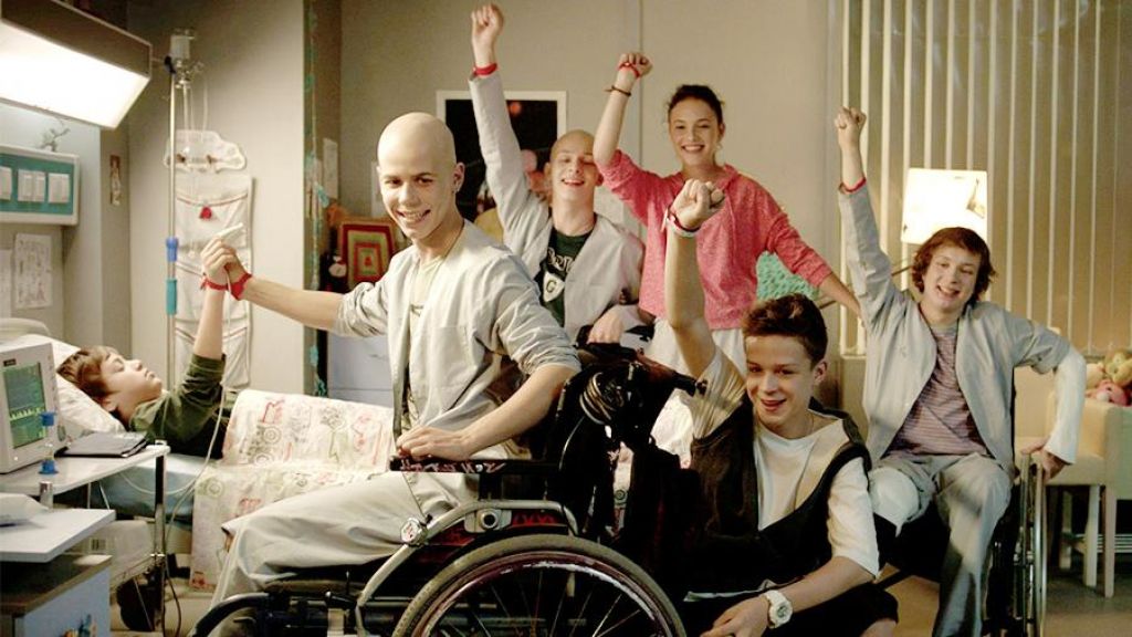 Красные браслеты