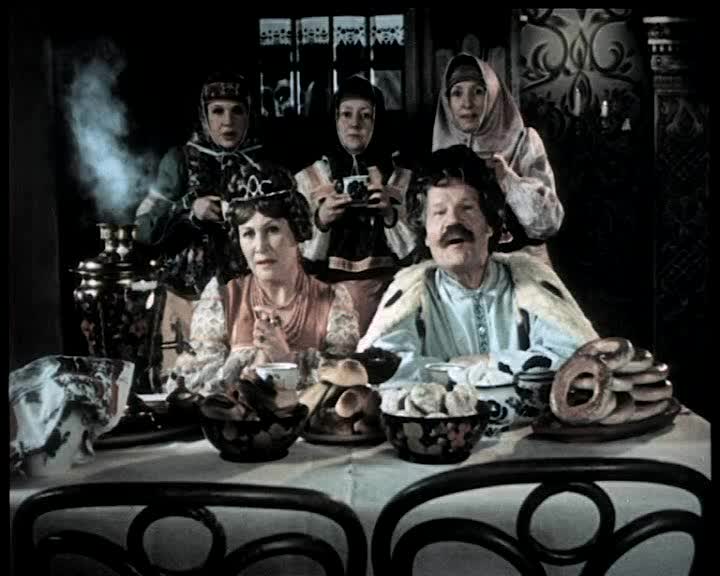 На златом крыльце сидели