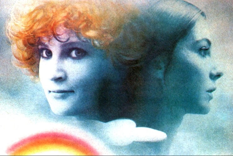 Одна поет, другая нет